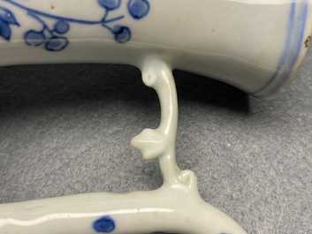 Une verseuse en porcelaine de Chine en bleu et blanc &agrave; monture en argent, &eacute;poque Transition